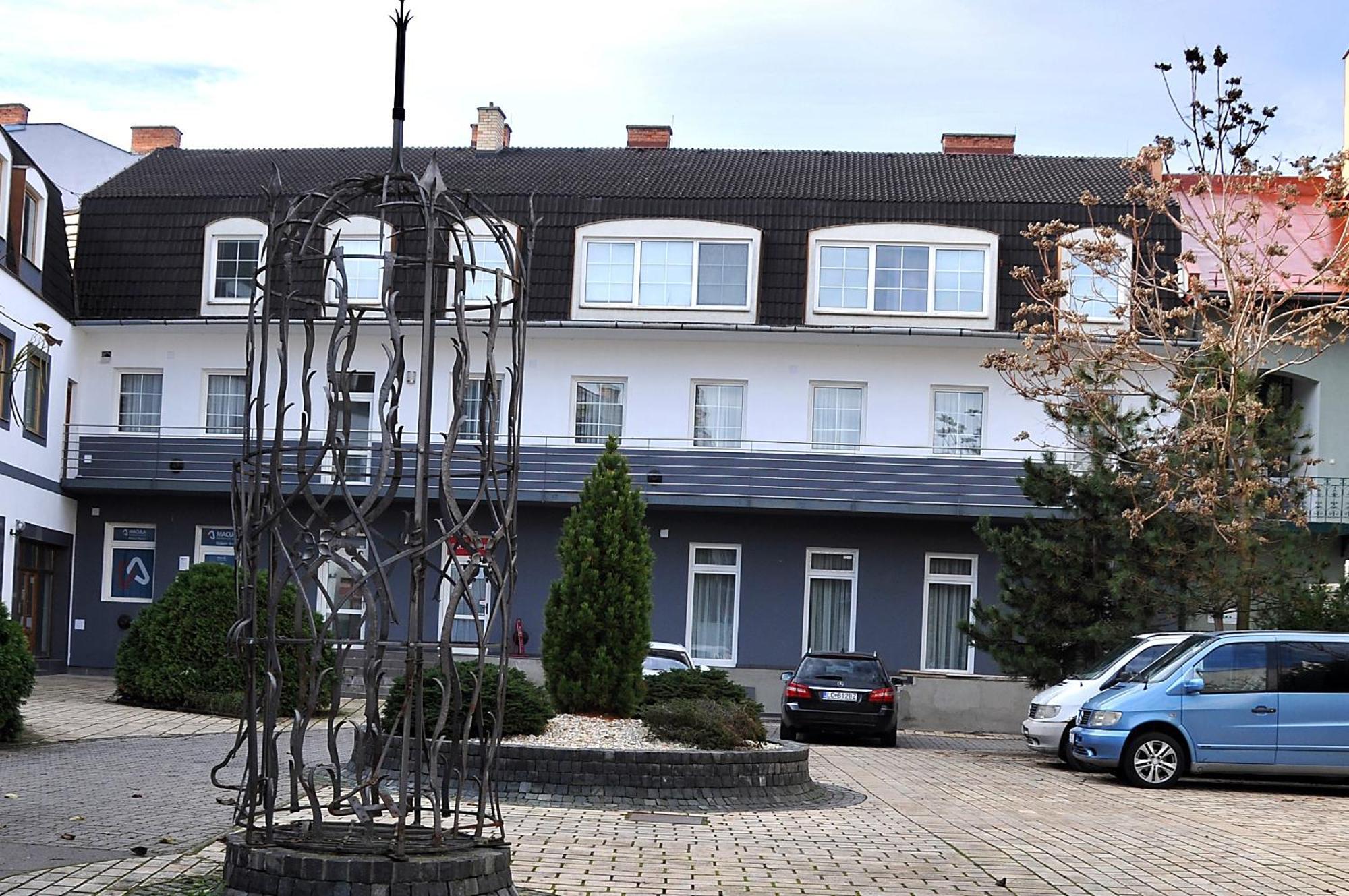 Apartmany Mojzitov Dvor Lucenec Bagian luar foto