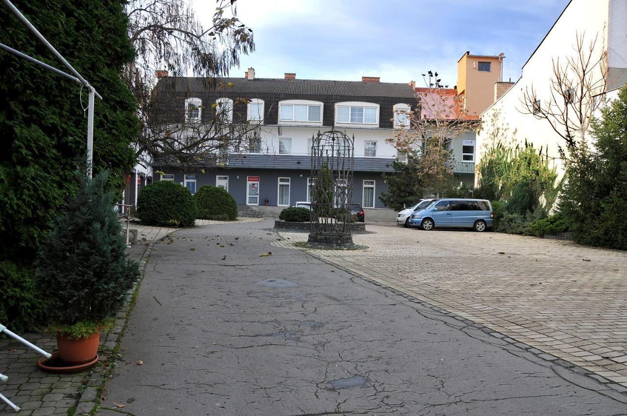 Apartmany Mojzitov Dvor Lucenec Bagian luar foto
